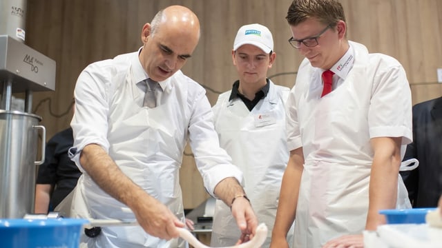 Der gelernte Fleischfachmann Mike Egger (ganz rechts) traut den Bauern genug Feingefühl zu. Der gelernte Fleischfachmann Mike Egger (ganz rechts) traut den Bauern genug Feingefühl zu.