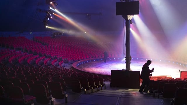 Leere Zuschauerränge im Zirkus Leere Zuschauerränge im Zirkus