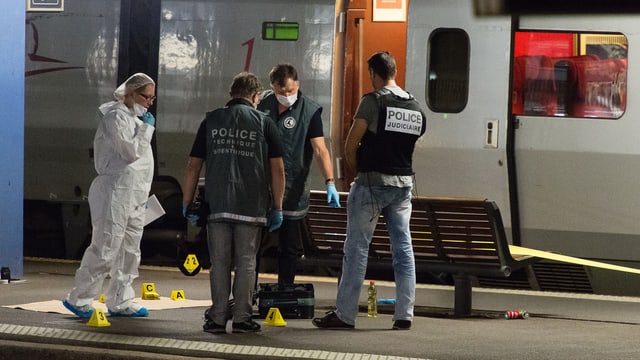 Polizeibeamte stehen am Tag des Angriffs vor dem Thalys-Zug Polizeibeamte stehen am Tag des Angriffs vor dem Thalys-Zug