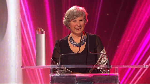 Katrin Hagen bei den SwissAwards am Rednerpult Katrin Hagen bei den SwissAwards am Rednerpult
