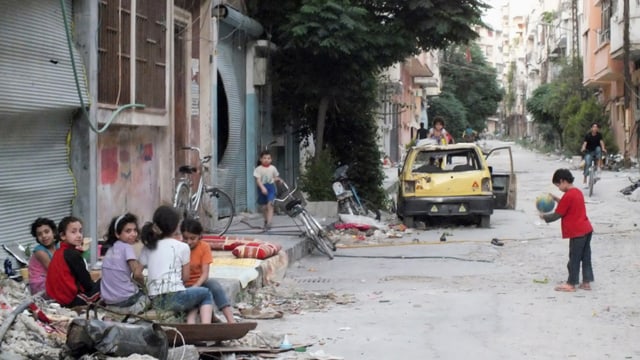 Kinder spielen zwischen den Trümmern eines Hauses in Homs Kinder spielen zwischen den Trümmern eines Hauses in Homs