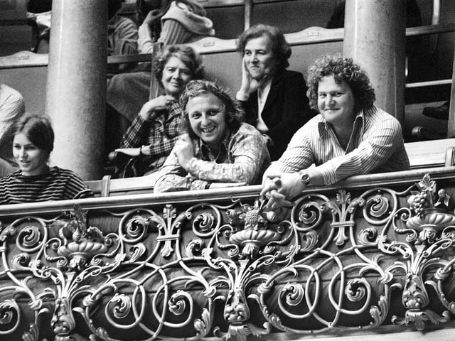 Willi Ritschard und Peter Bichsel im Bundeshaus auf der Tribüne. Willi Ritschard und Peter Bichsel im Bundeshaus auf der Tribüne.