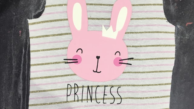 Lächelnder Hase auf einem T-Shirt. Lächelnder Hase auf einem T-Shirt.