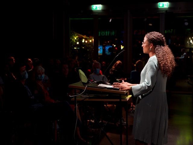Pflegefachfrau Cevincia Singleton hält einen Vortrag vor Publikum. Pflegefachfrau Cevincia Singleton hält einen Vortrag vor Publikum.