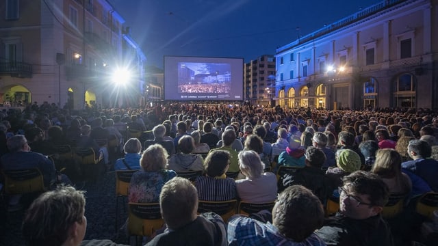 Filmprojektion im freien mit Publikum. Filmprojektion im freien mit Publikum.