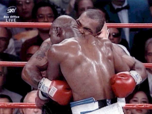 Mike Tyson (rechts) beisst Evander Holyfield ein 1,5 cm langes Ohrstück ab. Mike Tyson (rechts) beisst Evander Holyfield ein 1,5 cm langes Ohrstück ab.