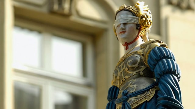 Eine Justitia-Figur: Frau mit verbundenen Augen Eine Justitia-Figur: Frau mit verbundenen Augen