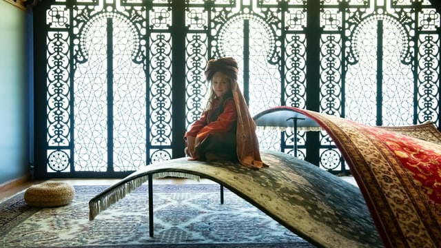 In einem orientalischen Palast hörend die Kinder Geschichten aus 1001 Nacht In einem orientalischen Palast hörend die Kinder Geschichten aus 1001 Nacht