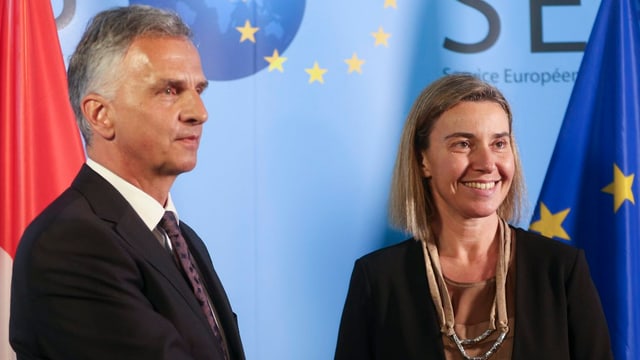 Händeschütteln zwischen Didier Burkhalter und Federica Mogherini.