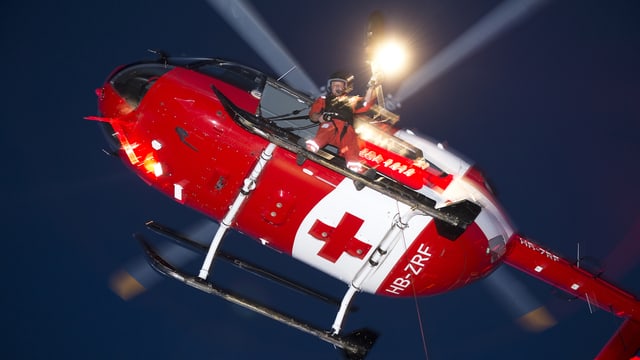 Rega-Heli mit Seilwinde im Einsatz. Rega-Heli mit Seilwinde im Einsatz.
