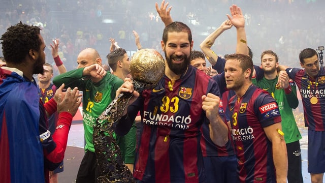 Barcelonas Nikola Karabatic präsentiert die CL-Trophäe. Barcelonas Nikola Karabatic präsentiert die CL-Trophäe.