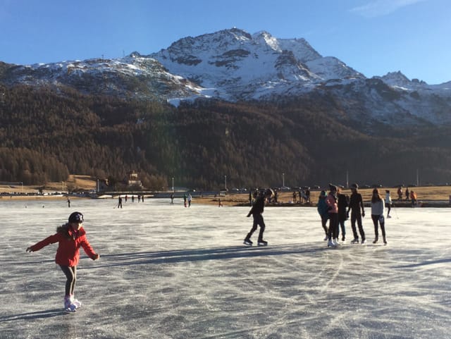Schlittschuhläufer auf einem See.