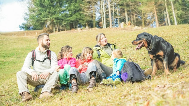 Eltern mit Kindern und Hund Eltern mit Kindern und Hund