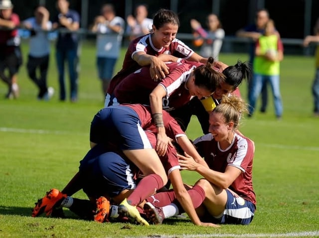 Servette-Frauen jubeln am Boden. Servette-Frauen jubeln am Boden.