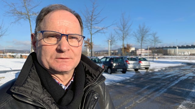 Mann steht auf Parkplatz Mann steht auf Parkplatz