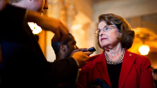 Dianne Feinstein, mit Reporter sprechend Dianne Feinstein, mit Reporter sprechend