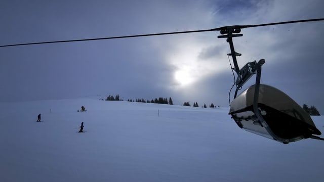 Blick auf Sessellift und fast leere Piste in Lenk. Blick auf Sessellift und fast leere Piste in Lenk.