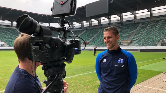 Boxleitner gibt einem TV-Journalisten ein Interview. Boxleitner gibt einem TV-Journalisten ein Interview.
