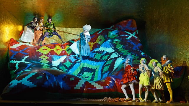 Auf der Bühne des Schauspielhauses Zürich steht ein überdimensionales Kissen Auf der Bühne des Schauspielhauses Zürich steht ein überdimensionales Kissen