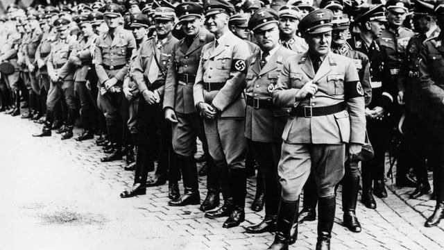 eine schwarz-weiss Aufnahme von Nationalsozialisten in Uniform eine schwarz-weiss Aufnahme von Nationalsozialisten in Uniform