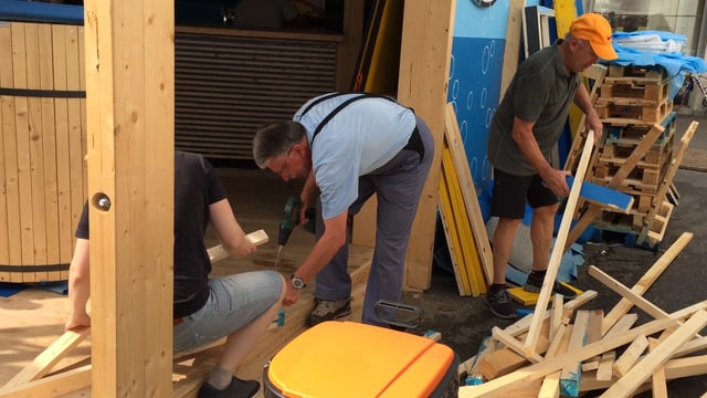 Männer arbeiten mit Holz. Männer arbeiten mit Holz.