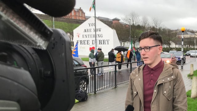 Patrick Gallagher spricht vor Kamera. Patrick Gallagher spricht vor Kamera.