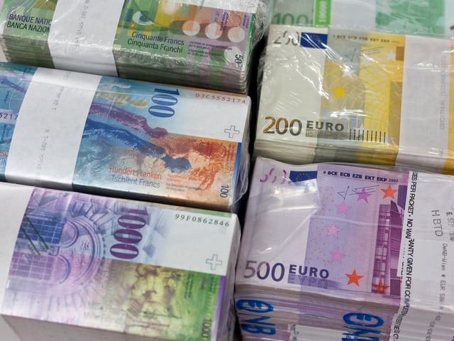 100 und 1'000 Franken Bündel und Euroscheine liegen in der Kantonalbank. 100 und 1'000 Franken Bündel und Euroscheine liegen in der Kantonalbank.