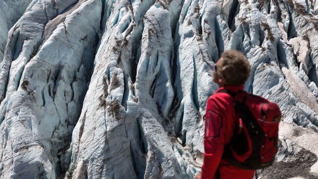 Ein Bergsteiger betrachtet den Bifertengletscher auf rund 2450 Metern über Meer hoch über Linthal GL. Ein Bergsteiger betrachtet den Bifertengletscher auf rund 2450 Metern über Meer hoch über Linthal GL.