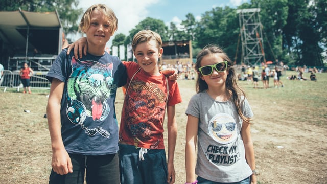 Miro (11 Jahre), Ilja (9 Jahre), und Babette (9 Jahre). Kennen keine der Bands am Gurtenfestival. Miro ist zwar Fan von Lo & Leduc, hat sie aber leider verpasst. Miro (11 Jahre), Ilja (9 Jahre), und Babette (9 Jahre). Kennen keine der Bands am Gurtenfestival. Miro ist zwar Fan von Lo & Leduc, hat sie aber leider verpasst.