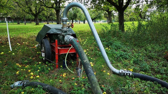 Wasserpumpe mit langem Schlauch. Wasserpumpe mit langem Schlauch.