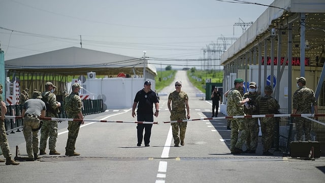 Ukrainische Truppen bei einem Checkpoint zur sogenannten Volksrepublik Donezk. Ukrainische Truppen bei einem Checkpoint zur sogenannten Volksrepublik Donezk.
