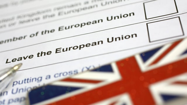 Symbolbild: Abstimmungsbogen mit Kugelschreiber und Union Jack. Symbolbild: Abstimmungsbogen mit Kugelschreiber und Union Jack.