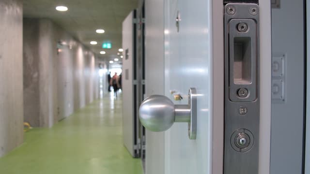 Zellengang mit einer offenen Zellentüre. Zellengang mit einer offenen Zellentüre.