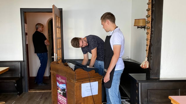 Junge Männer packen im Hotelbetrieb an. Junge Männer packen im Hotelbetrieb an.