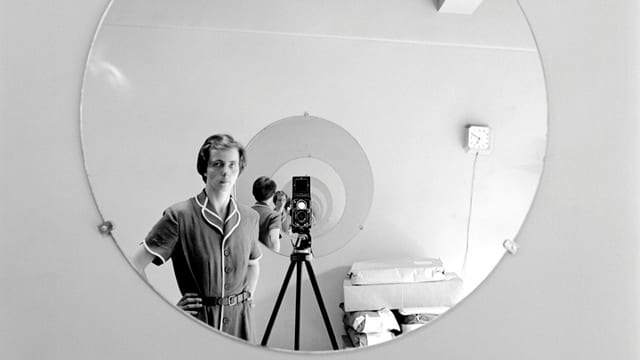 Vivian Maier fotografiert sich selbst im Spiegel Vivian Maier fotografiert sich selbst im Spiegel