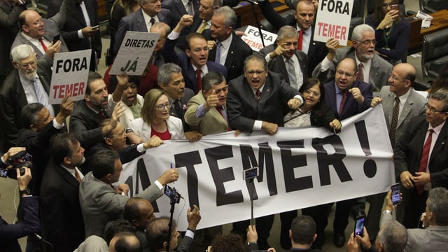 Oppositionelle halten Transparente mit der Aufschrift "Temer raus!" hoch. Oppositionelle halten Transparente mit der Aufschrift "Temer raus!" hoch.