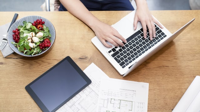 Laptop, Wohnungsgrundriss, Salatschüssel. Laptop, Wohnungsgrundriss, Salatschüssel.
