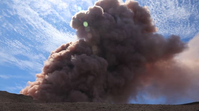 Aschewolke über dem Vulkan Aschewolke über dem Vulkan