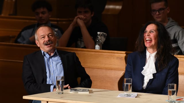 Zwei Personen lachen herzhaft. Zwei Personen lachen herzhaft.