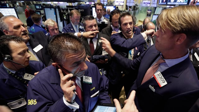 Händler an der New Yorker Börse verkaufen Anleihen. Händler an der New Yorker Börse verkaufen Anleihen.