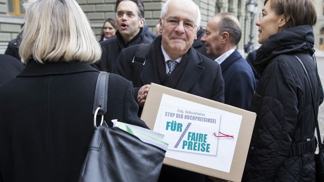 Initianten mit Unterschriftenschachteln beim Einreichen der Initiative Initianten mit Unterschriftenschachteln beim Einreichen der Initiative