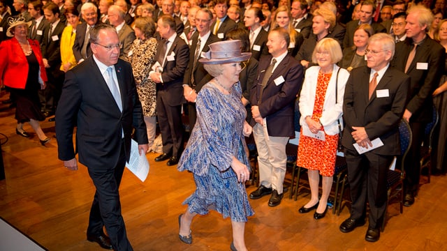 Prinzessin Beatrix schreitet mit EPO-Präsident Benoît Battistelli zur Preisverleihung. Prinzessin Beatrix schreitet mit EPO-Präsident Benoît Battistelli zur Preisverleihung.