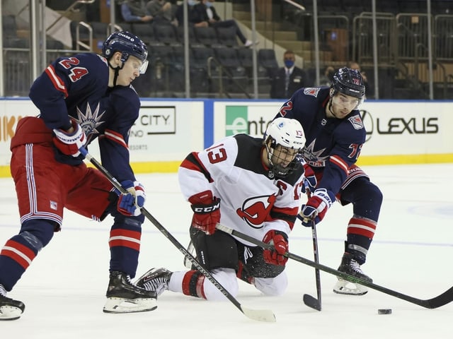 Hischier geht gegen zwei Rangers zu Boden Hischier geht gegen zwei Rangers zu Boden