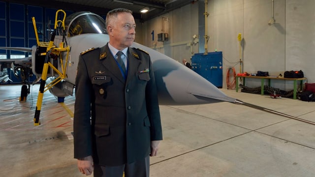 Armeechef André Blattmann steht vor einem Gripen Armeechef André Blattmann steht vor einem Gripen