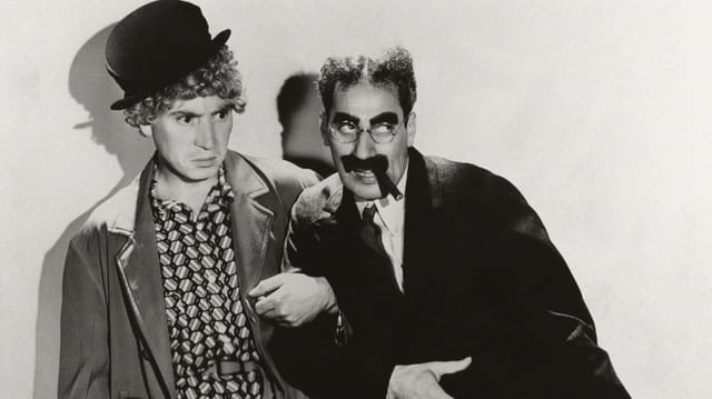 Auf dem Bild sind Groucho und Harpo Marx zu sehen. Auf dem Bild sind Groucho und Harpo Marx zu sehen.