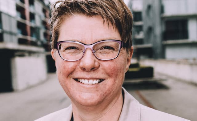 Eine Frau lächelt in die Kamera. Eine Frau lächelt in die Kamera.