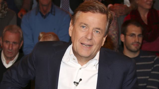 Kleber in weissem Hemd und Kittel. Kleber in weissem Hemd und Kittel.
