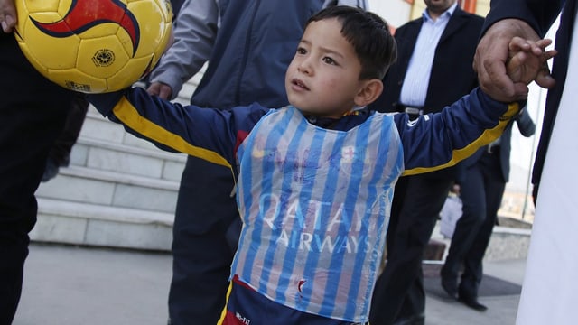 Murtaza Ahmadi mit einem Plastiksack als Trikot Murtaza Ahmadi mit einem Plastiksack als Trikot