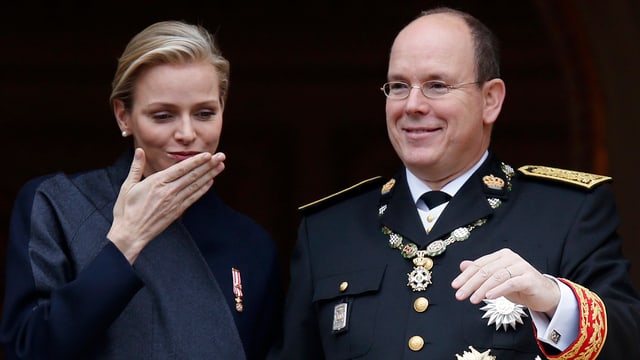 Fürstin Charlène und Fürst Albert lächelnd nebeneinanderstehend. Fürstin Charlène und Fürst Albert lächelnd nebeneinanderstehend.