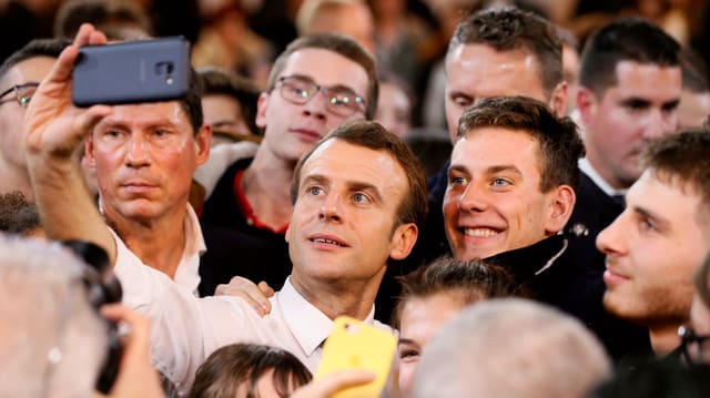 Emmanuel Macron inmitten einer Menschenmenge Emmanuel Macron inmitten einer Menschenmenge
